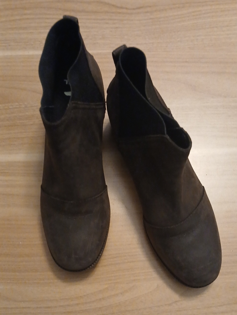 Sorel "Chelsea" Dark Brown (Waterproof) Distressed Leather Ankle Booties Size 9